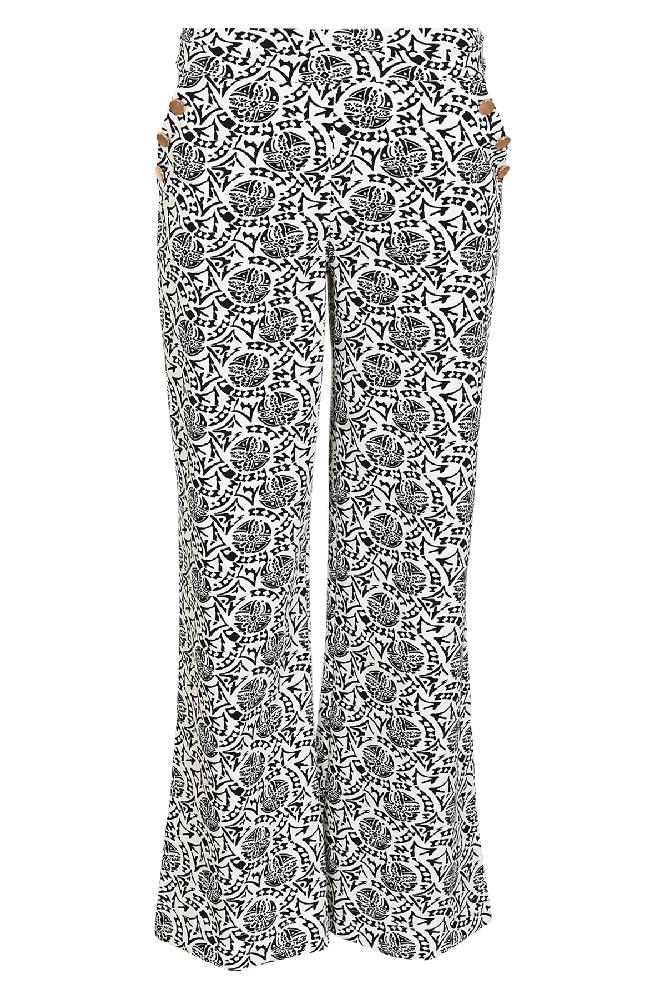Deze rechte broek van hetzelfde stofje als elk ander item in deze collectie heeft een soepele fit. Hij is verkrijgbaar in meerdere kleuren en de broek heeft leuke details bij de zakken zitten. 