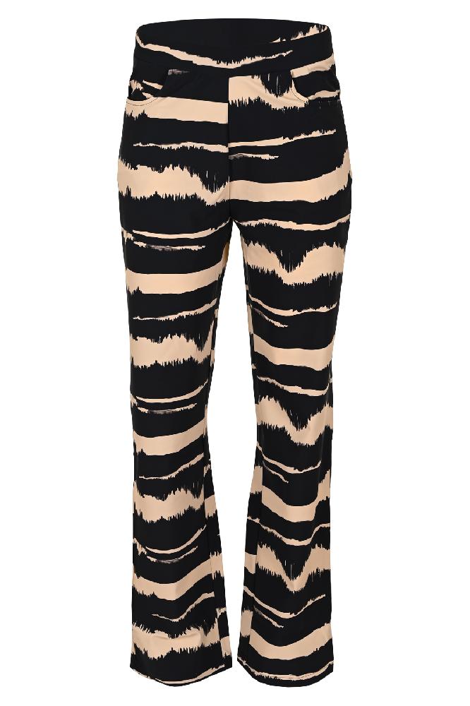 Ontdek onze veelzijdige en stijlvolle regular fit broek met iets kortere pijpen, perfect voor de zomer. Verkrijgbaar in een scala aan verfrissende kleuren, waaronder Palm, Black, Sand, Giraffe en Africa, biedt deze broek een eigentijdse twist aan je warmweer-look. Of je nu kiest voor een gedurfde statementkleur of een tijdloze neutrale tint, deze broek is ontworpen voor comfort en stijl tijdens de warmere dagen. Stap in de zomer in stijl met onze regular fit broek!