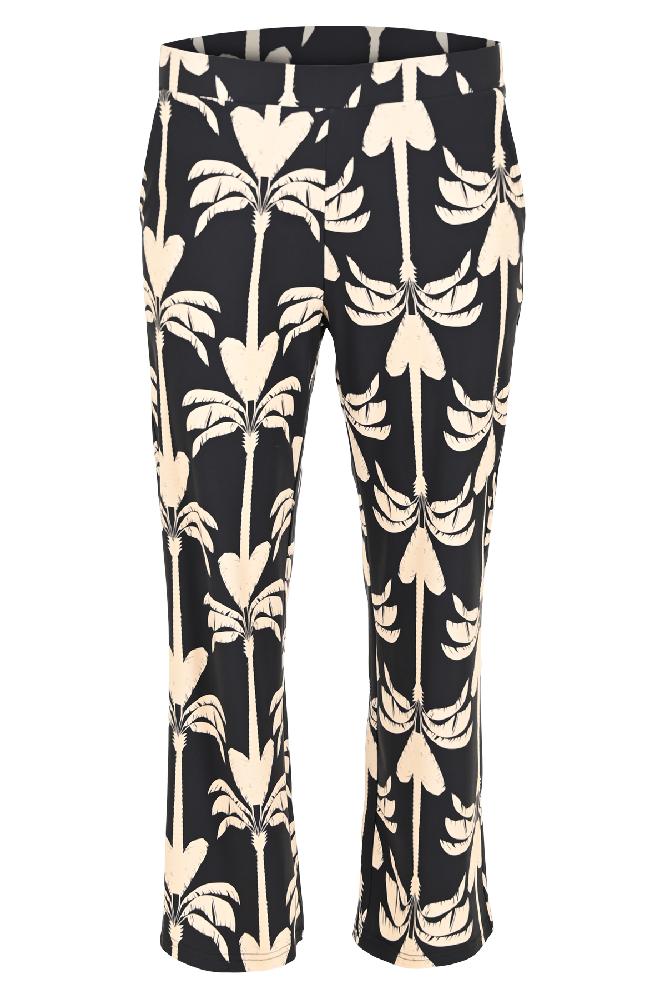 Ontdek onze veelzijdige en stijlvolle regular fit broek met iets kortere pijpen, perfect voor de zomer. Verkrijgbaar in een scala aan verfrissende kleuren, waaronder Palm, Black, Sand, Giraffe en Africa, biedt deze broek een eigentijdse twist aan je warmweer-look. Of je nu kiest voor een gedurfde statementkleur of een tijdloze neutrale tint, deze broek is ontworpen voor comfort en stijl tijdens de warmere dagen. Stap in de zomer in stijl met onze regular fit broek!