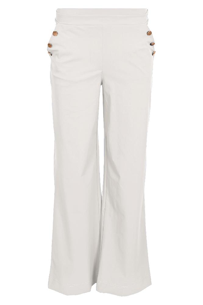 Deze rechte broek van hetzelfde stofje als elk ander item in deze collectie heeft een soepele fit. Hij is verkrijgbaar in meerdere kleuren en de broek heeft leuke details bij de zakken zitten. 