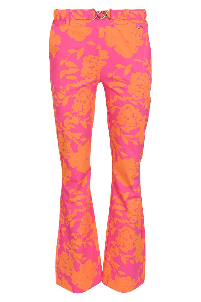 Deze toffe broek heeft wijd uitlopende pijpen en een elastiek in de tailleband, waardoor die een fijne aangesloten fit heeft. Hij is verkrijgbaar in meerdere kleuren. 