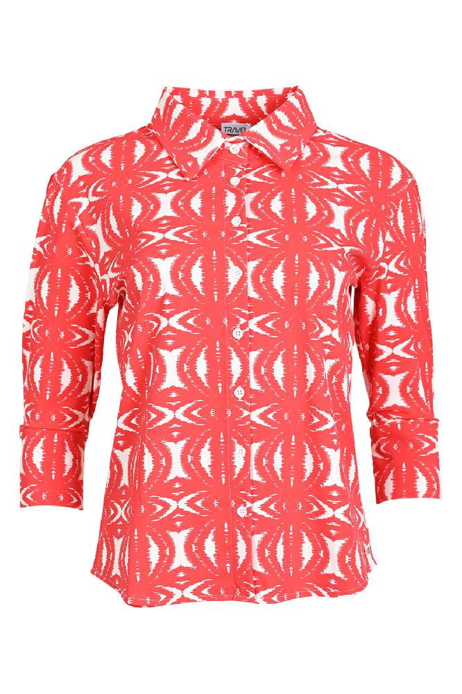 Deze blouse die komt in twee gave prints waarvan 1 rood met wit en 1 blauw met wit. De blouse is gemaakt van een lekker soepel stofje welke niet gemakkelijk kreukelt. 