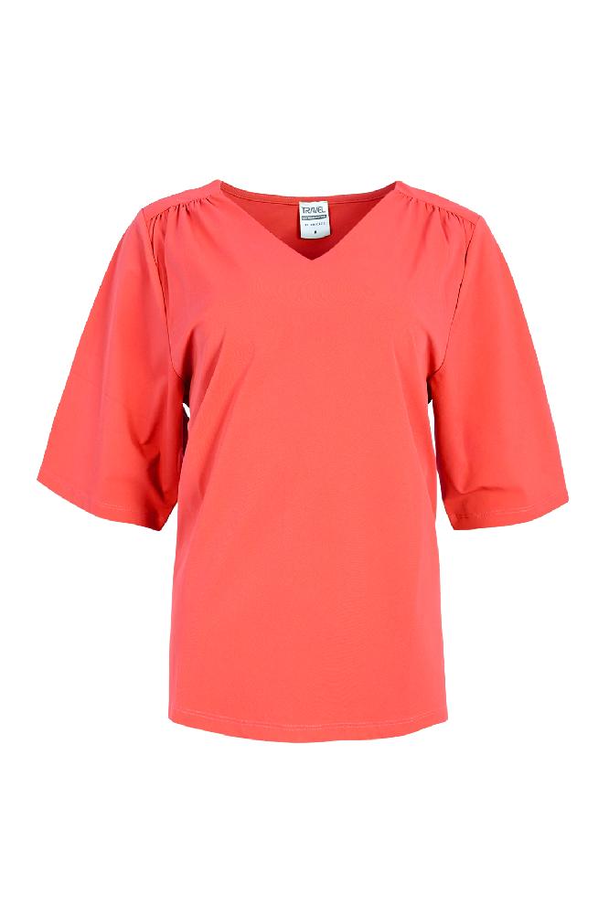 Deze top gaat bij de naam 'Rylie' en komt in de kleuren black, kobalt en red. Gemaakt van een lekker en soepel stofje, heeft een V-hals en halflange mouwen. 