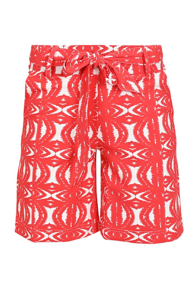 Deze toffe dames short heeft een wat ruimere fit. Hij is verkrijgbaar in de print 'African Red' en in die zelfde print heeft de broek ook een ceintuur die te strikken valt.