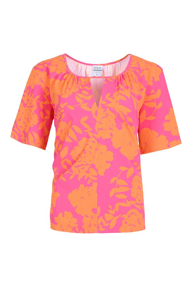 Dit leuke topje heet 'Rory' en komt in twee van de leuke printjes uit de collectie African Red en Sunny Flower. De top heeft een lage V-hals, een aangesloten maar soepele fit en half lange mouwen