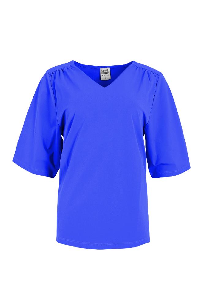 Deze top gaat bij de naam 'Rylie' en komt in de kleuren black, kobalt en red. Gemaakt van een lekker en soepel stofje, heeft een V-hals en halflange mouwen. 