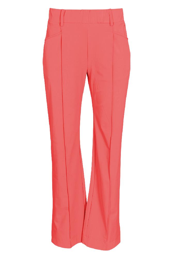 Deze broek genaamd 'Vogue' heeft een rechte fit met een elastieken tailleband. Ook deze broek is gemaakt van hetzelfde, soepele stofje als de andere items in de travelwear collectie. Niet kreukelend dus makkelijk mee te nemen. 