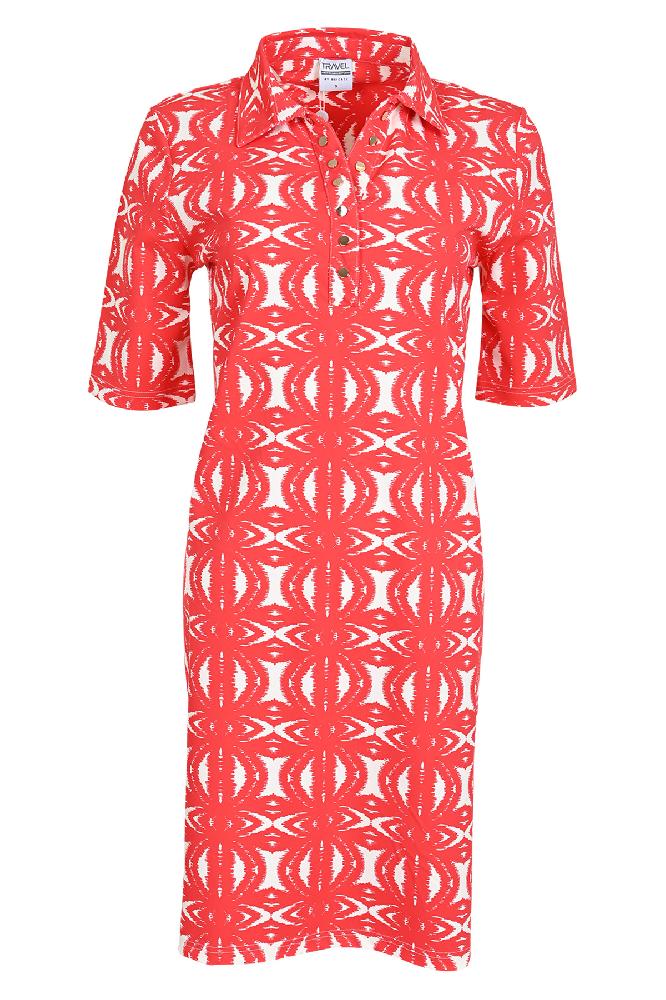 De Milous is een halflange jurk met polosluiting en korte mouwen. Hij komt in de gave print 'African Red'.