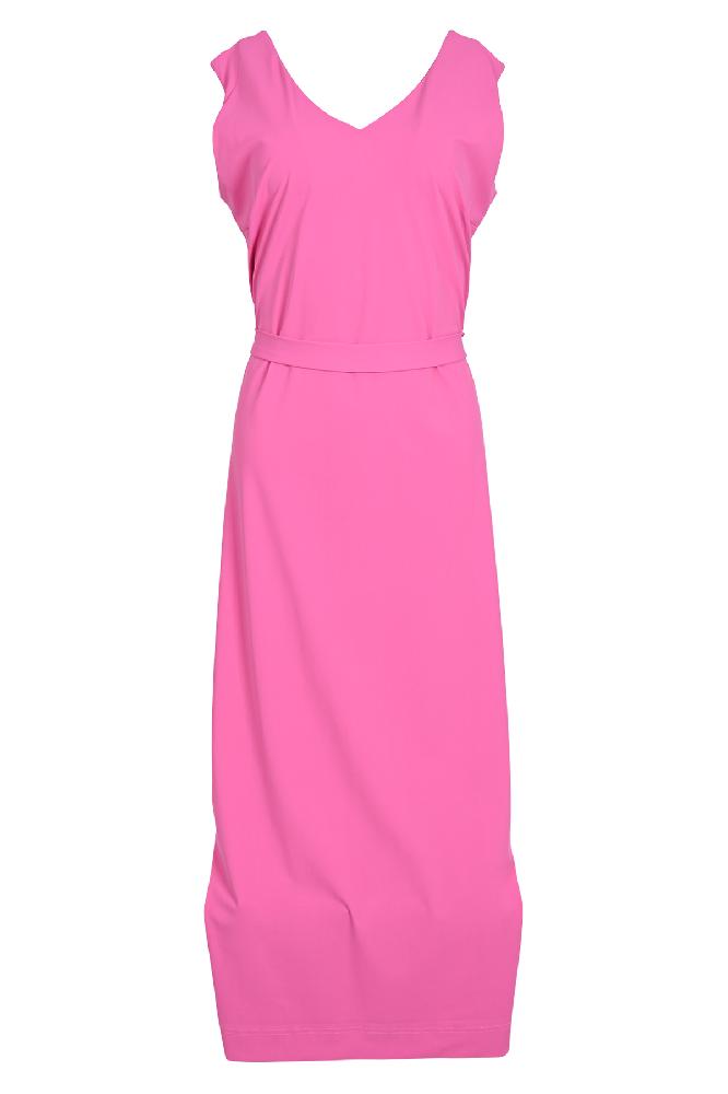 Dit is een mouwloze halflange jurk met een lage V-hals en accent op de taille. Verkrijgbaar in de kleuren black en pink.  