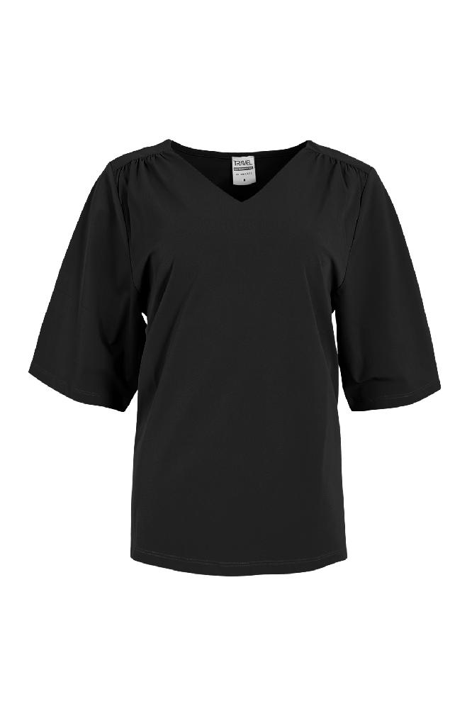 Deze top gaat bij de naam 'Rylie' en komt in de kleuren black, kobalt en red. Gemaakt van een lekker en soepel stofje, heeft een V-hals en halflange mouwen. 