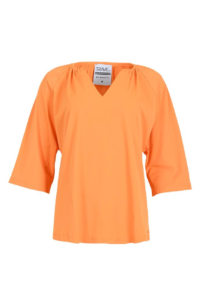 Met een V-hals en een lekkere soepele fit is dit dan de 'Maily'. De Maily komt in twee kleuren namelijk roze en mandarin. 
